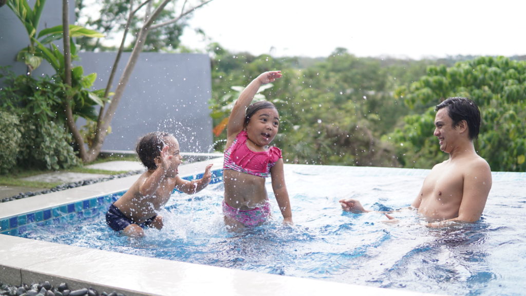 simplenotsimple_motherhood_poolfamilyJPG